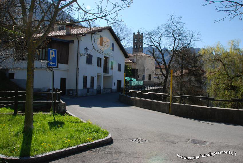 004 Parcheggio vicino al Battistero.JPG